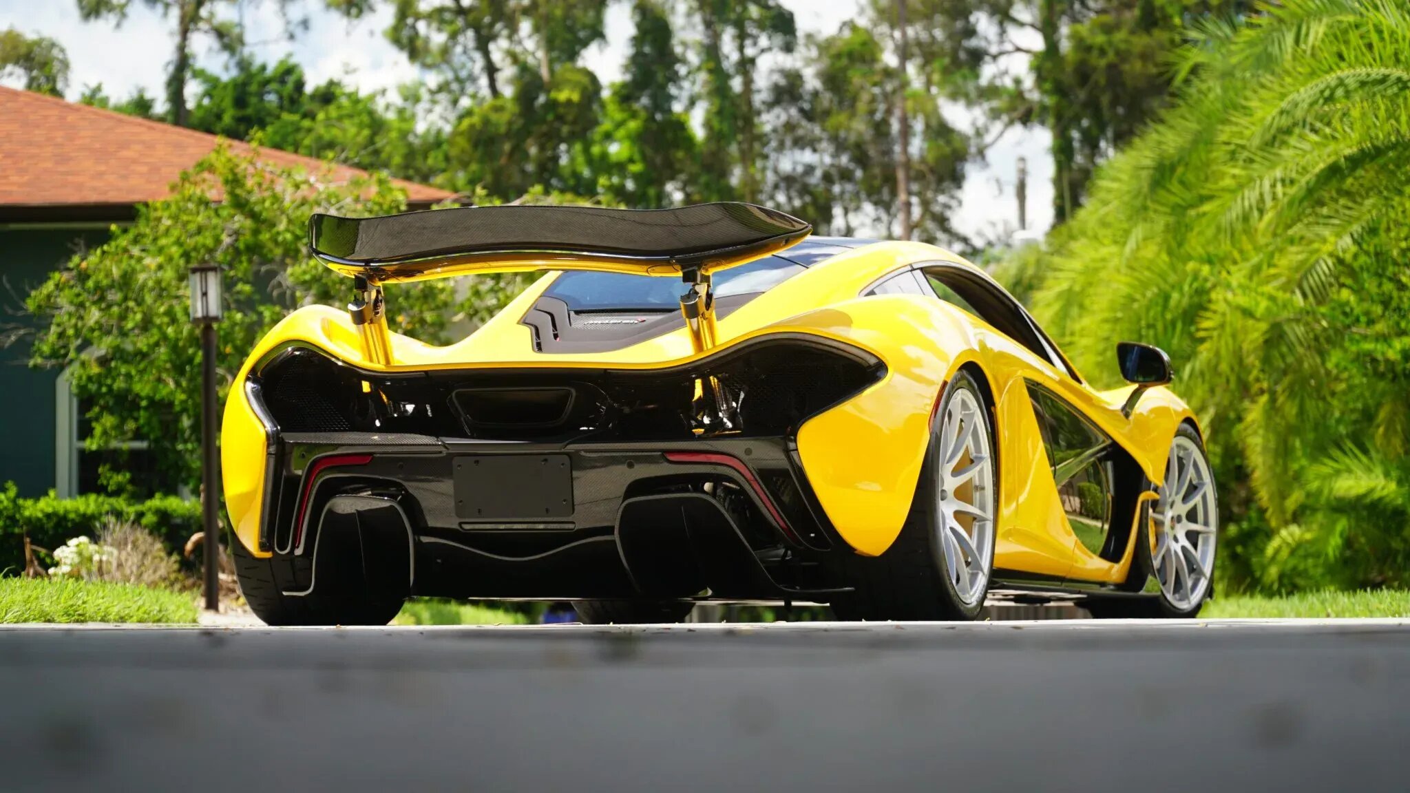 Супергибрид McLaren P1 могут продать за рекордную цену