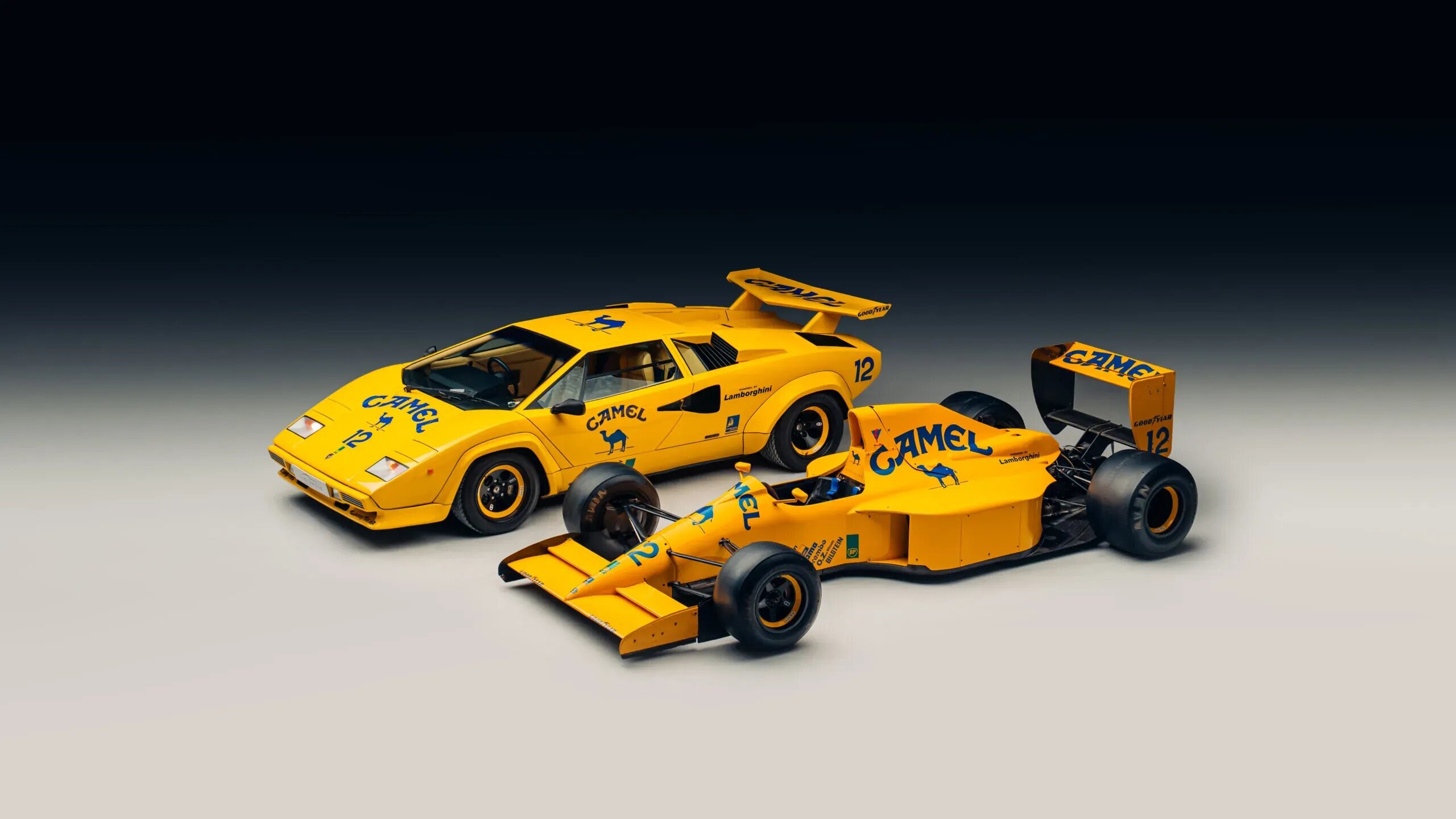 С молотка уйдут одинаково окрашенные болид Lotus и Lamborghini Countach