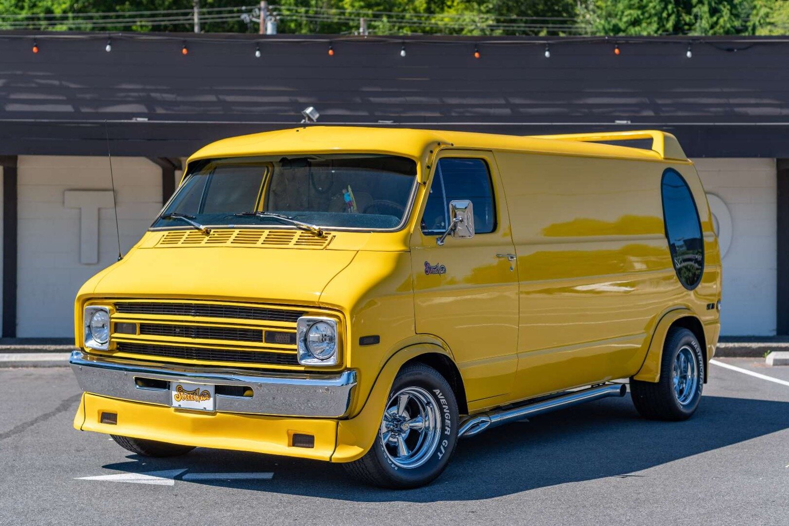 Тюнингованный минивэн Dodge с двуспальной кроватью и холодильником продают по цене новой «ГАЗели»