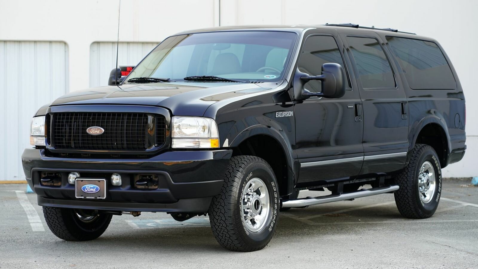 18-летний Ford Excursion с пробегом 26 тысяч километров продали по цене нового BMW X6