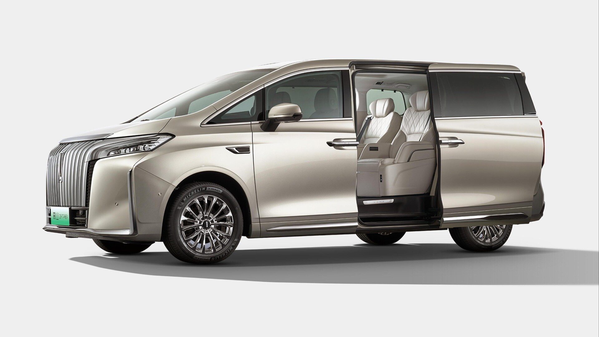 Китайская марка Wey рассекретила интерьер конкурента Toyota Alphard
