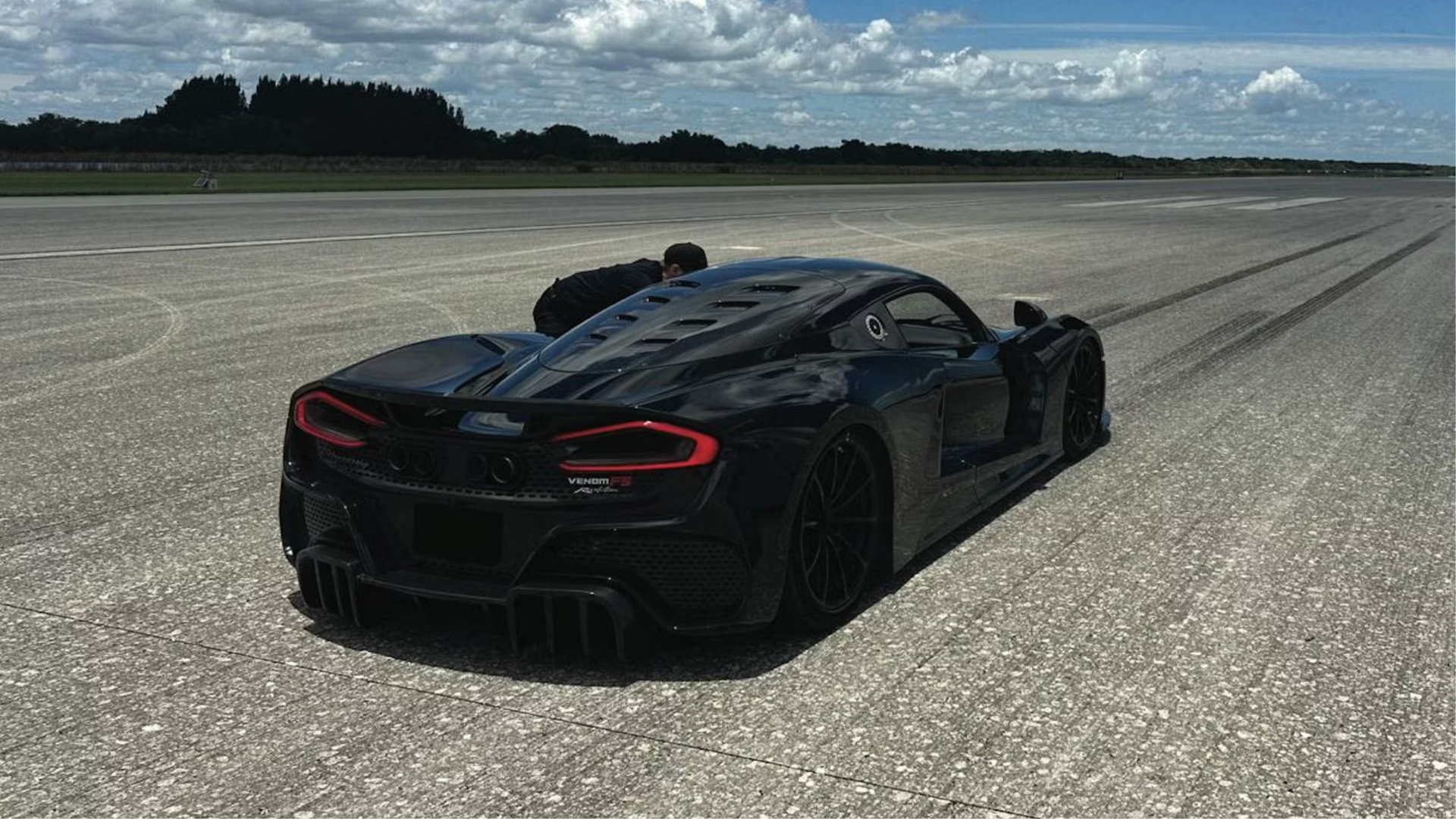 Суперкар Hennessey Venom F5 разогнался быстрее 400 км/ч, но попал в аварию