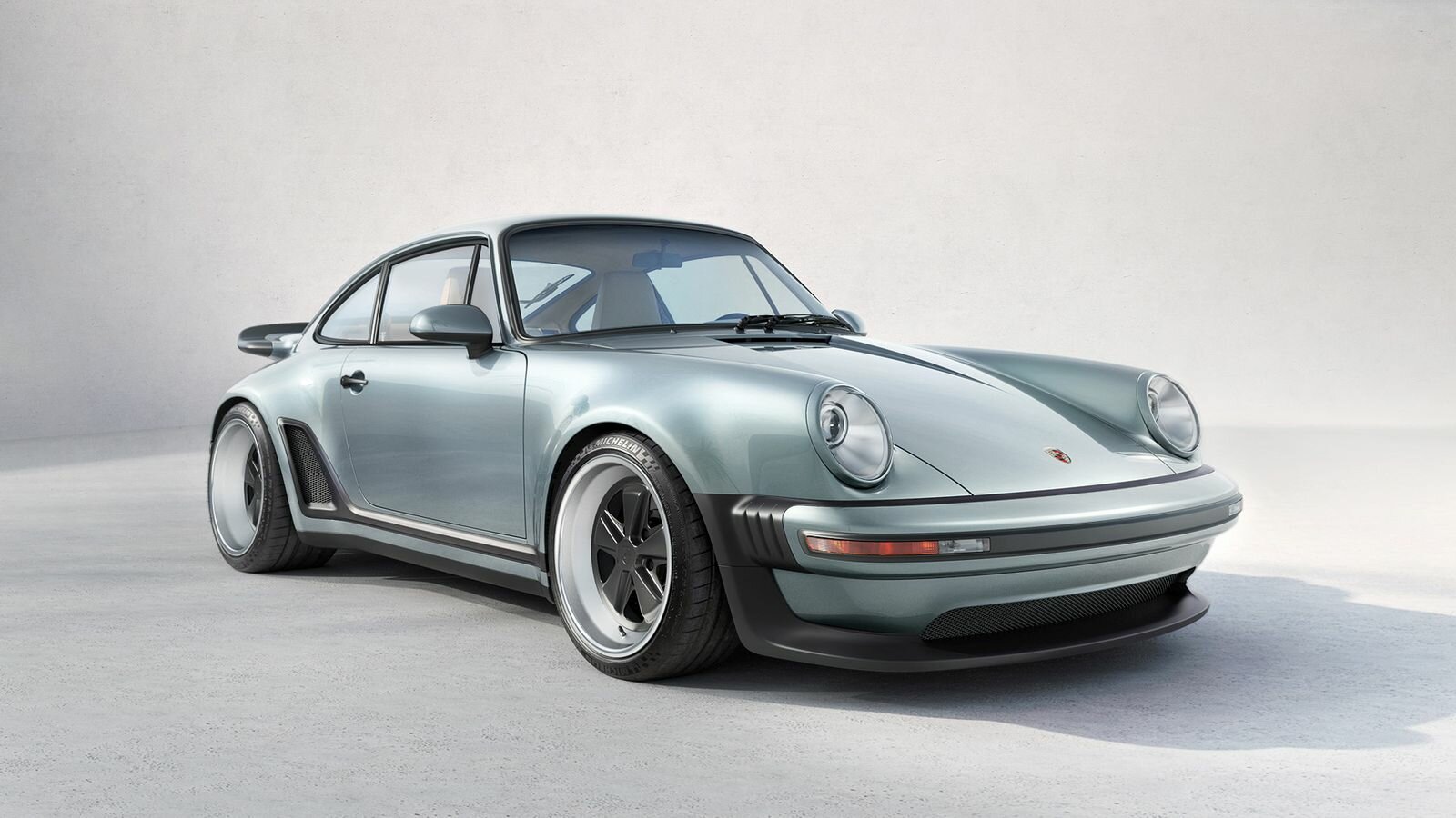 Ателье Singer представило роскошный рестомод на базе 911 Turbo с 450-сильным турбомотором