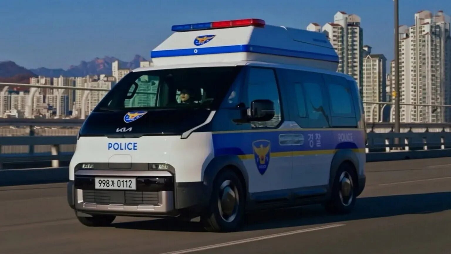Kia разработала новую полицейскую машину: на электричестве, с дронами и ИИ