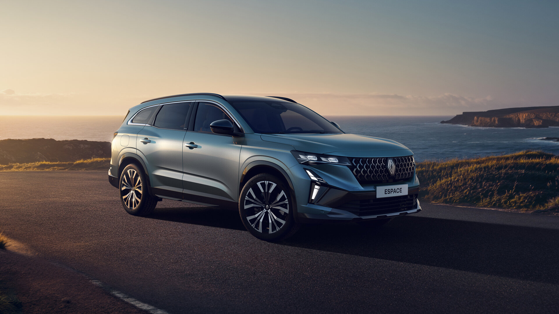 Renault обновила большой кроссовер Espace камерой распознавания лиц и «умной» панорамной крышей