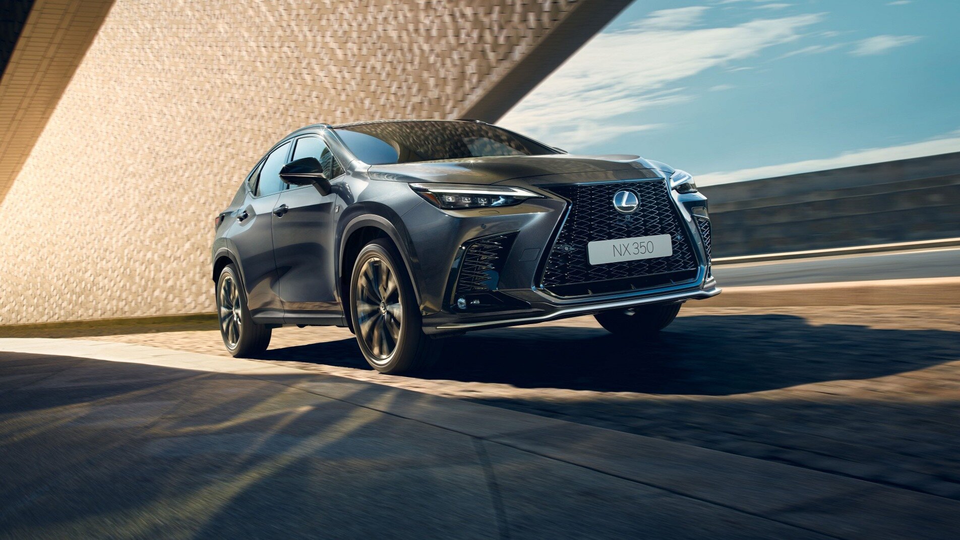 Компания Lexus приостановила приём заказов на кроссовер NX из-за огромной очереди 