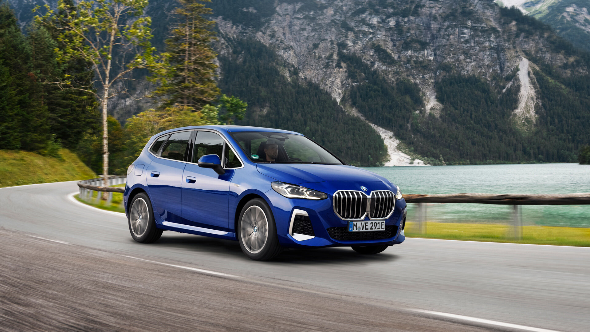 Представлен новый BMW 2 серии Active Tourer: цифровой кокпит и гибриды