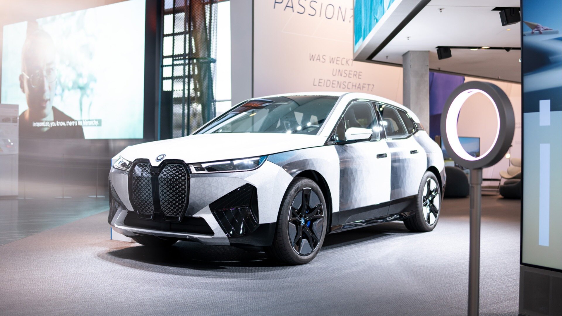Серийные BMW через несколько лет научатся менять цвет кузова