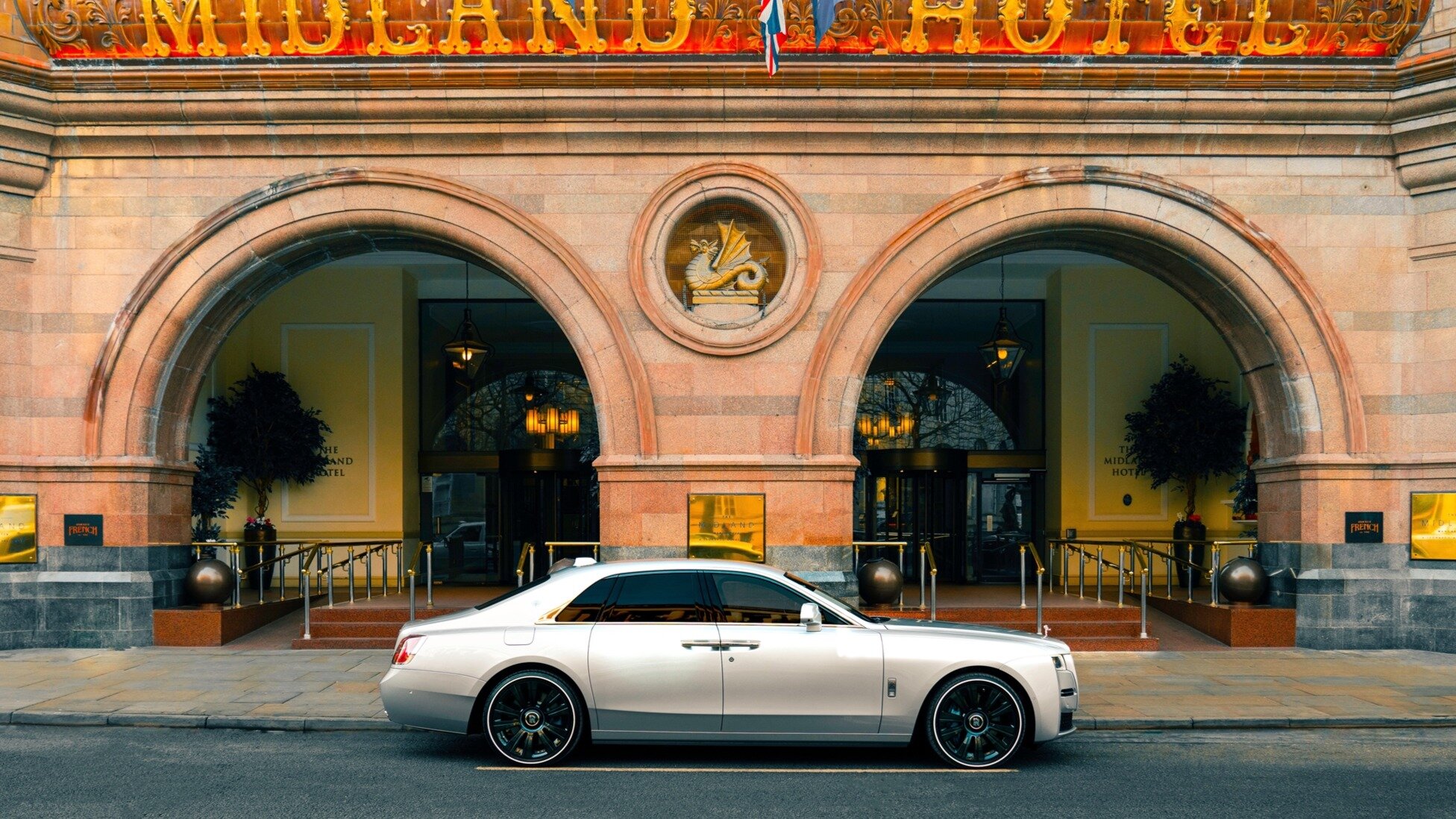 Особый Rolls-Royce Ghost посвятили Манчестеру — такой сделали всего один