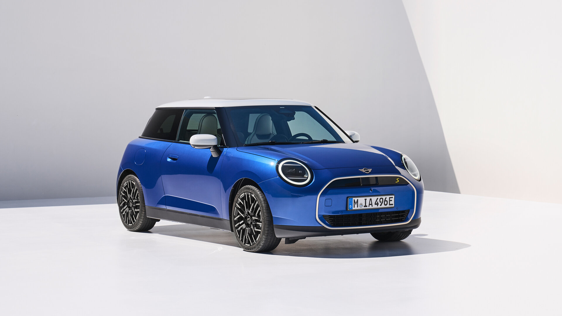 Новый хэтч MINI Cooper представлен официально: минимализм и электромоторы