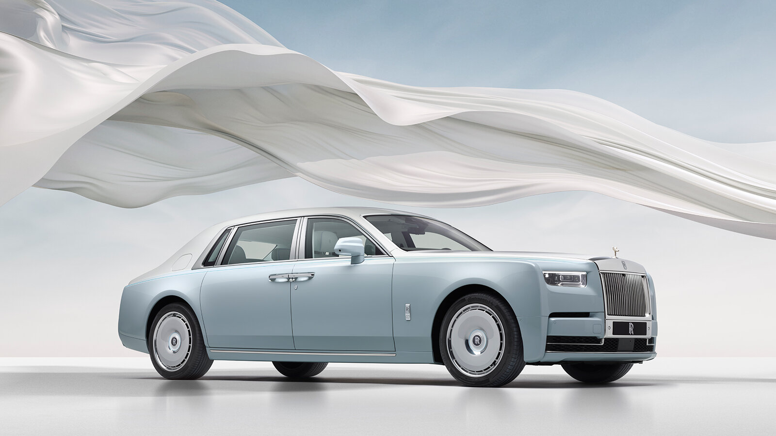 Rolls-Royce представил «Искру» — Phantom с самой сложной отделкой дверей