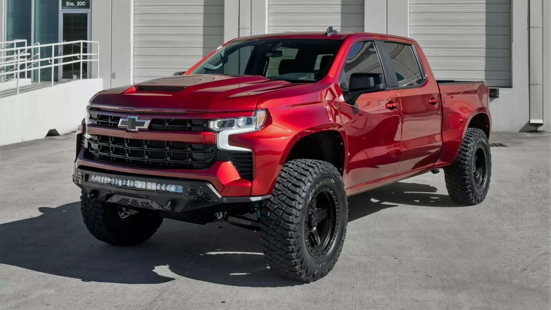 Тюнеры подготовили очень экстремальный Chevrolet Silverado Jackal: 650 сил и 37-дюймовые колёса