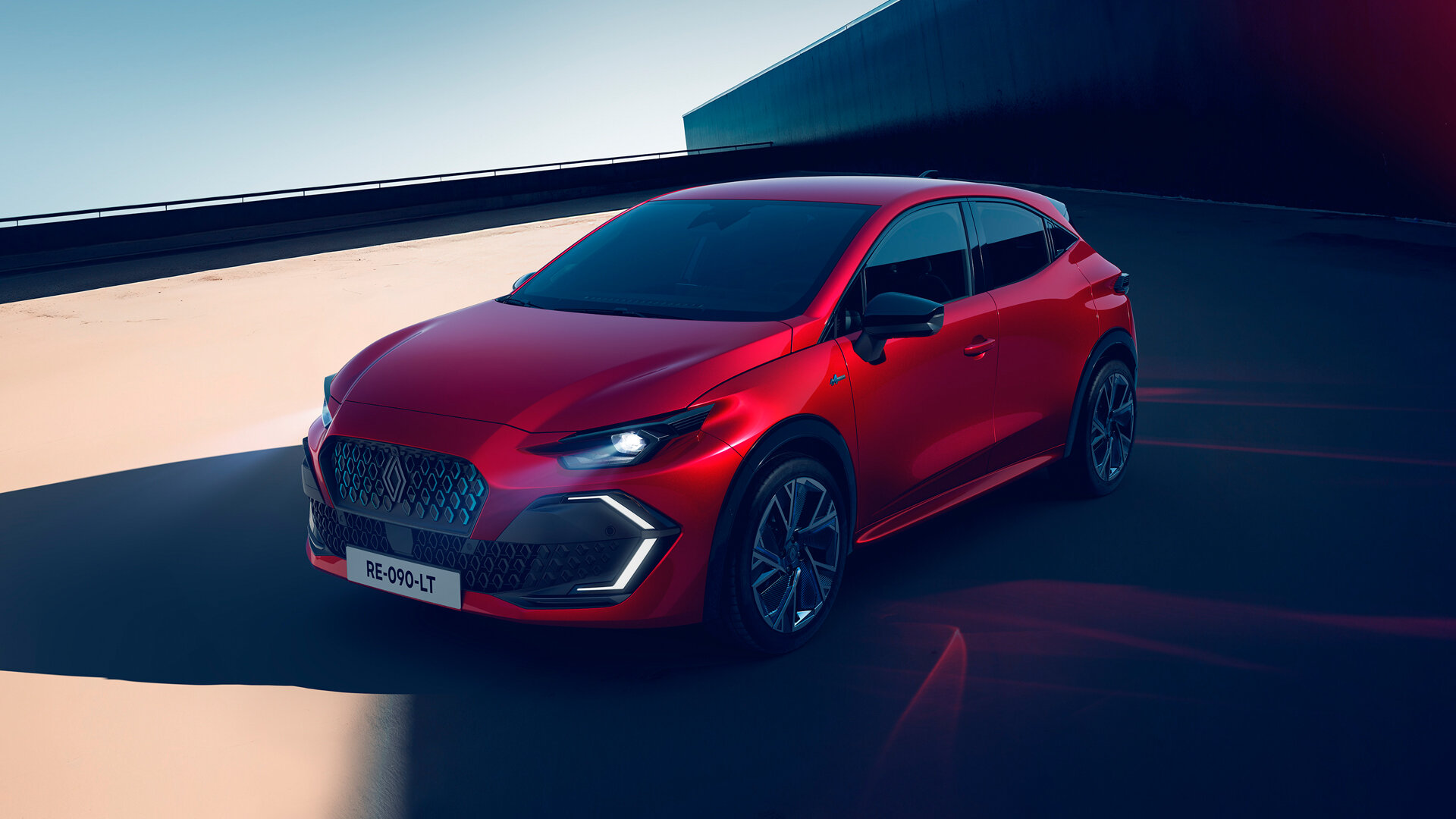 Renault Clio сменил поколение и стал гибридом 