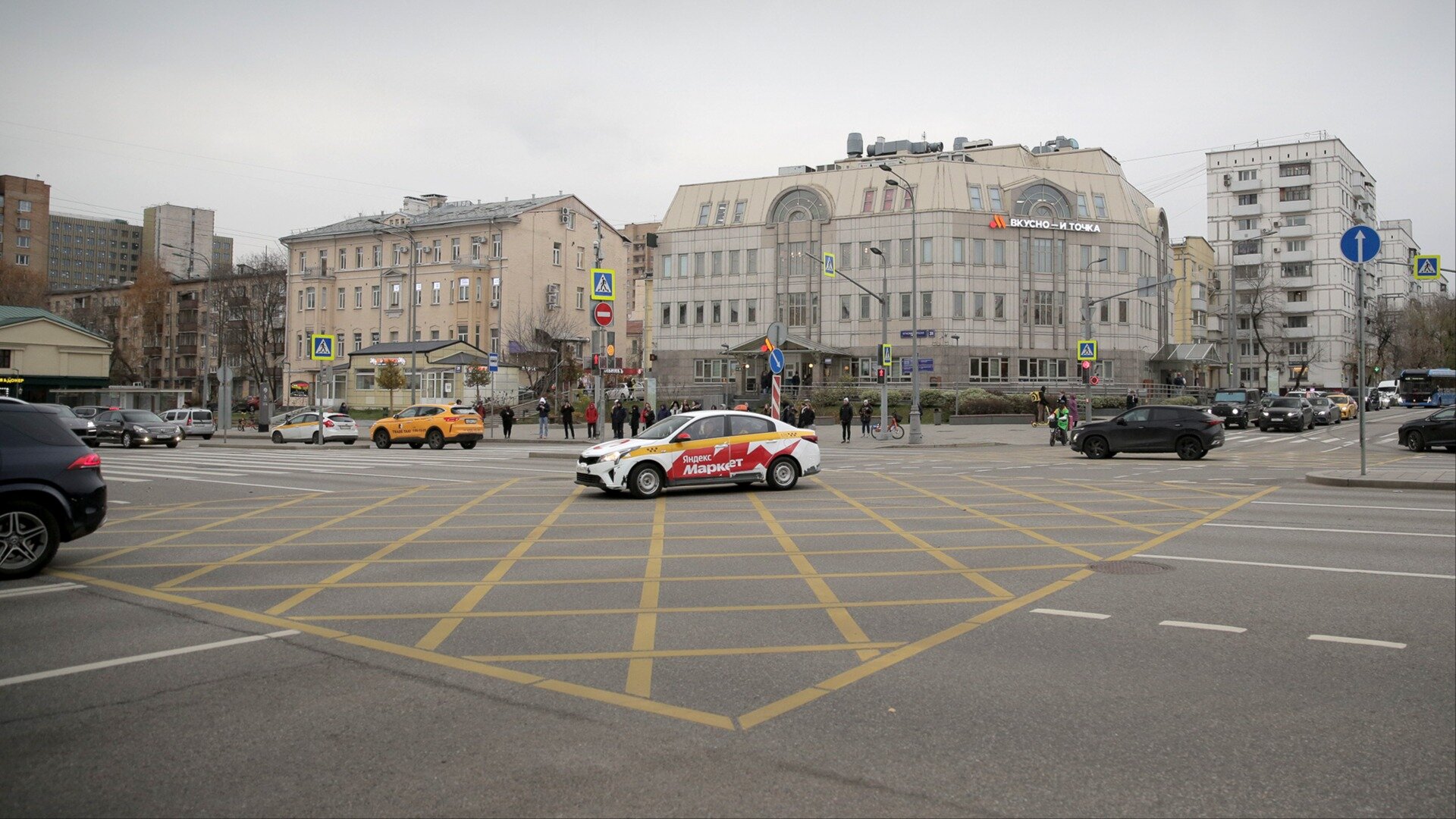 На 32 перекрёстках в Москве появится «вафельная» разметка