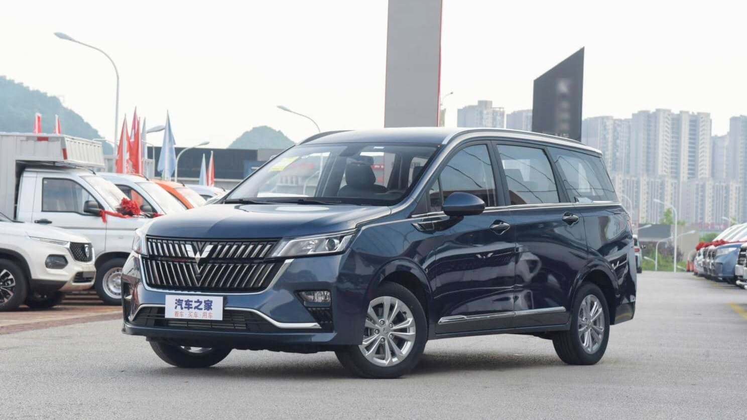 Компания Wuling начала продажи семиместного компактвэна Jiachen за 600 000 рублей