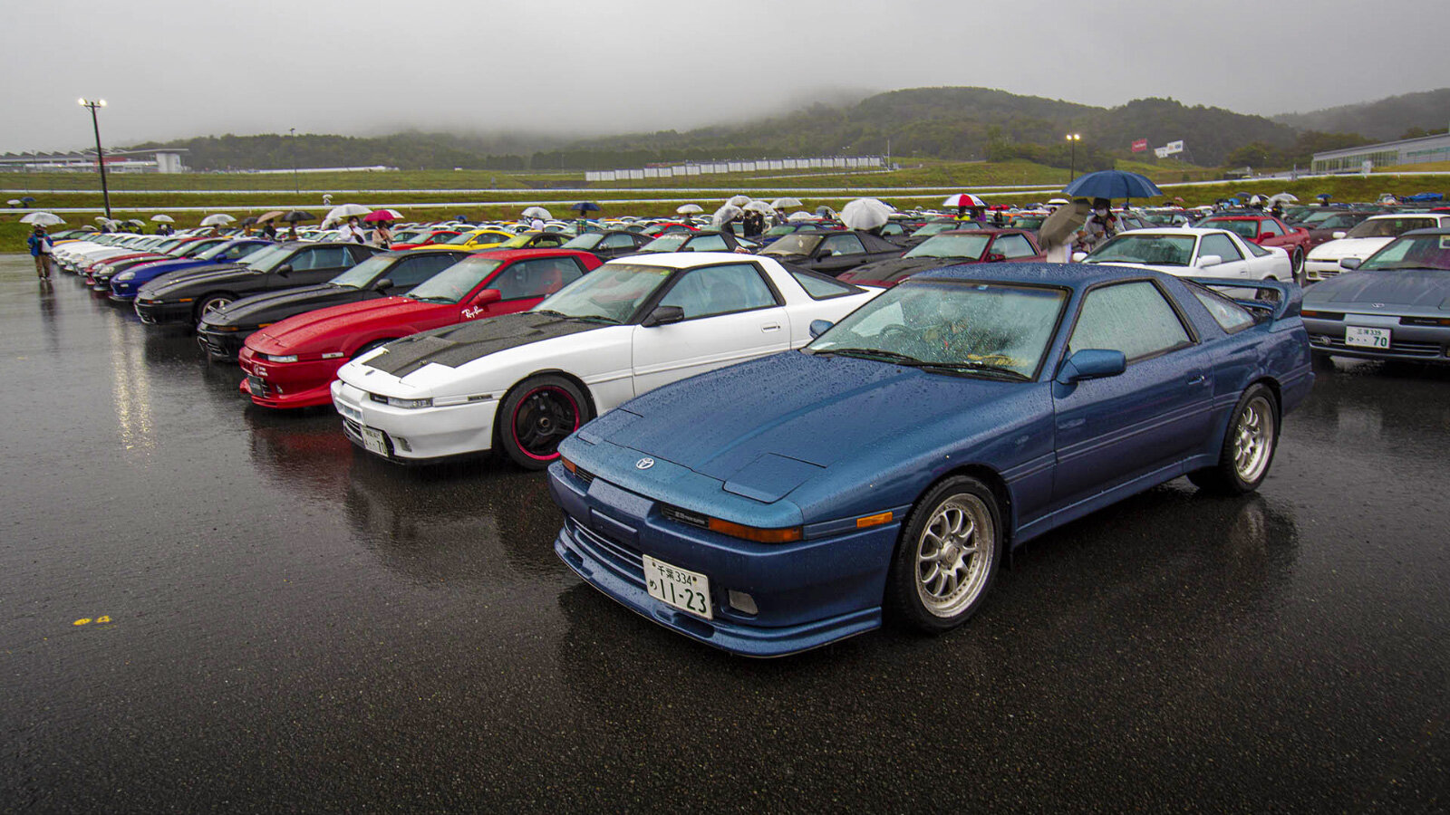 Самый SOC: сотни Toyota Supra на легендарной гоночной трассе в Японии. Фотопост
