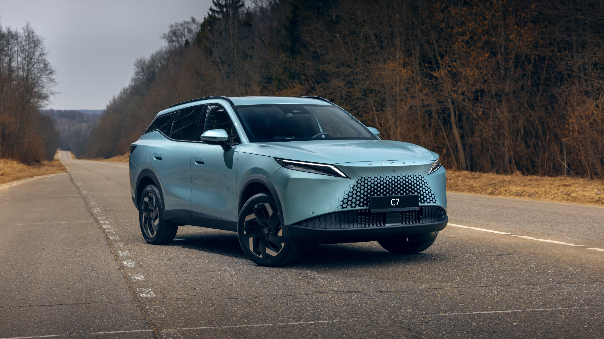 Первый тест флагмана Omoda — кроссовера C7 с молниями и сдвижным экраном
