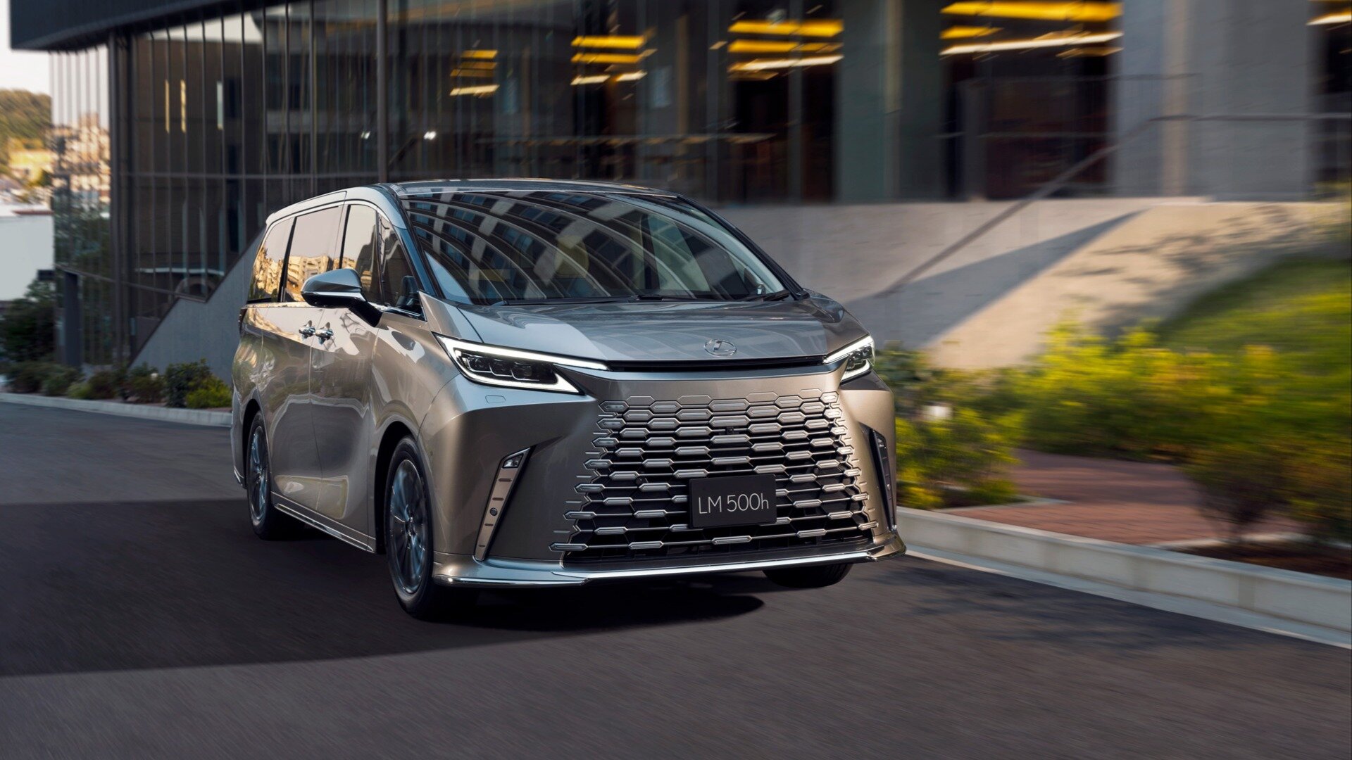 Компания Lexus открыла приём заказов на новый минивэн LM за 133 тысячи долларов