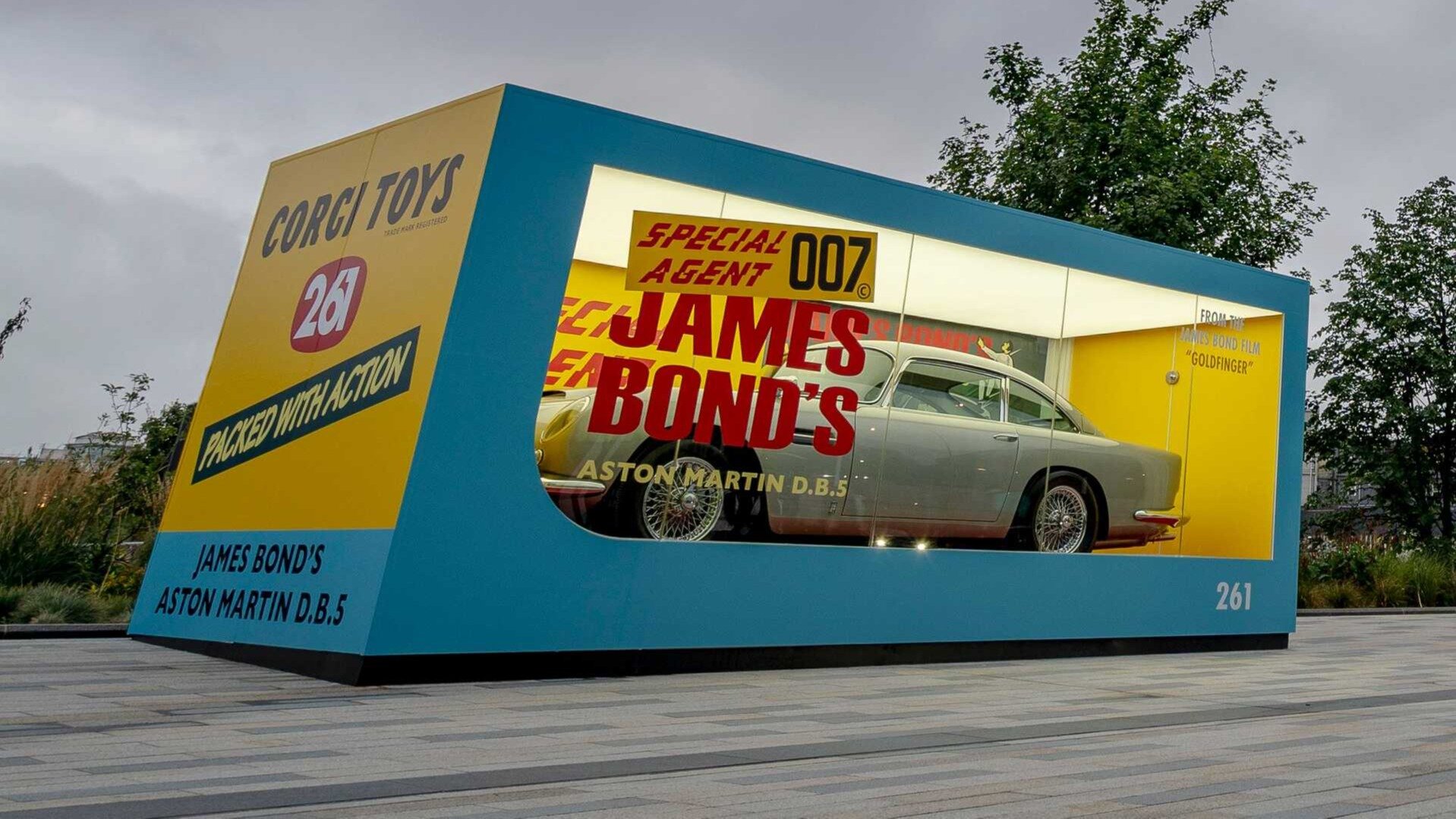 «Бондовский» Aston Martin DB5 упаковали как игрушку. И выставили напоказ в Лондоне