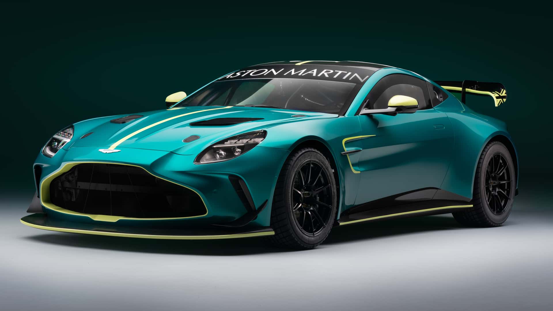 Новый Aston Martin Vantage получил версию для гонок GT4