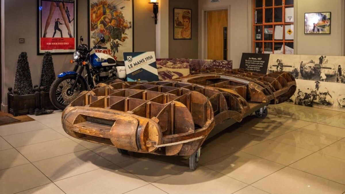 На продажу выставлен деревянный каркас, по которому можно сделать кузов Jaguar D-Type