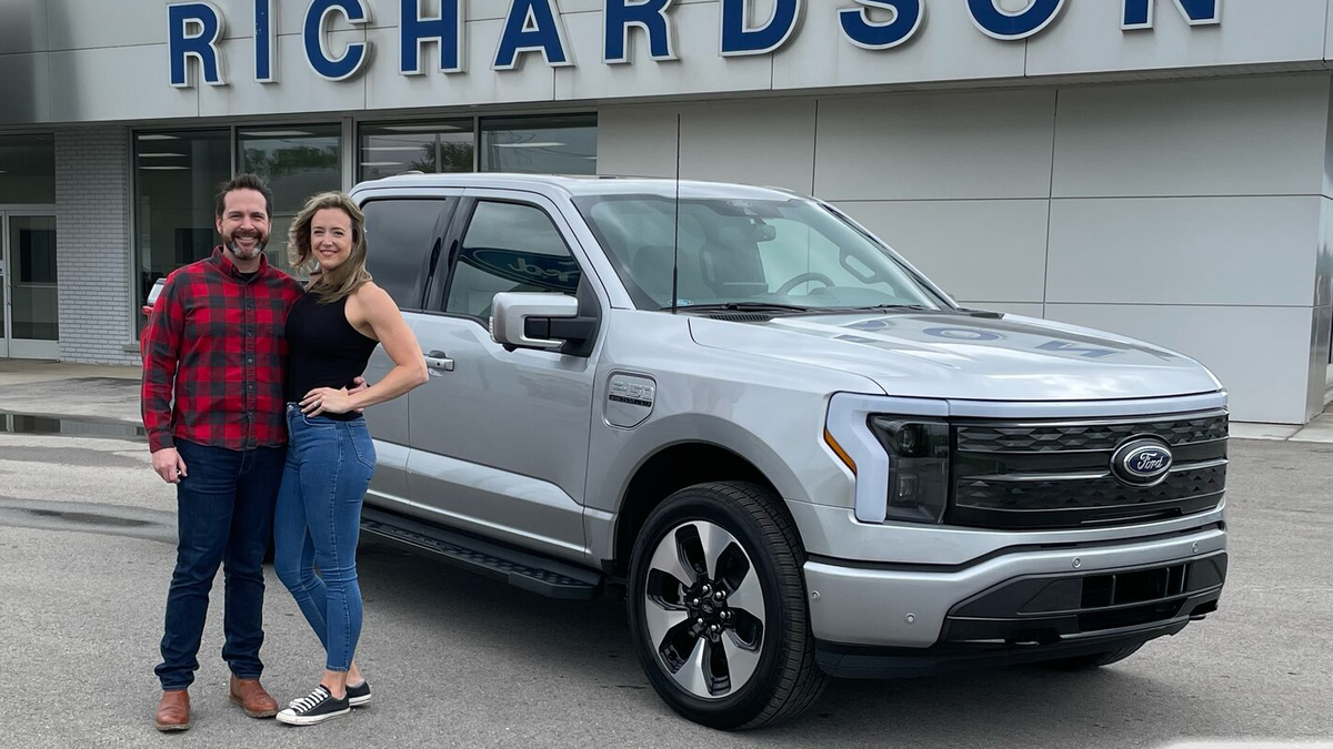 Компания Ford начала поставки электрического пикапа Ford F-150 Lightning