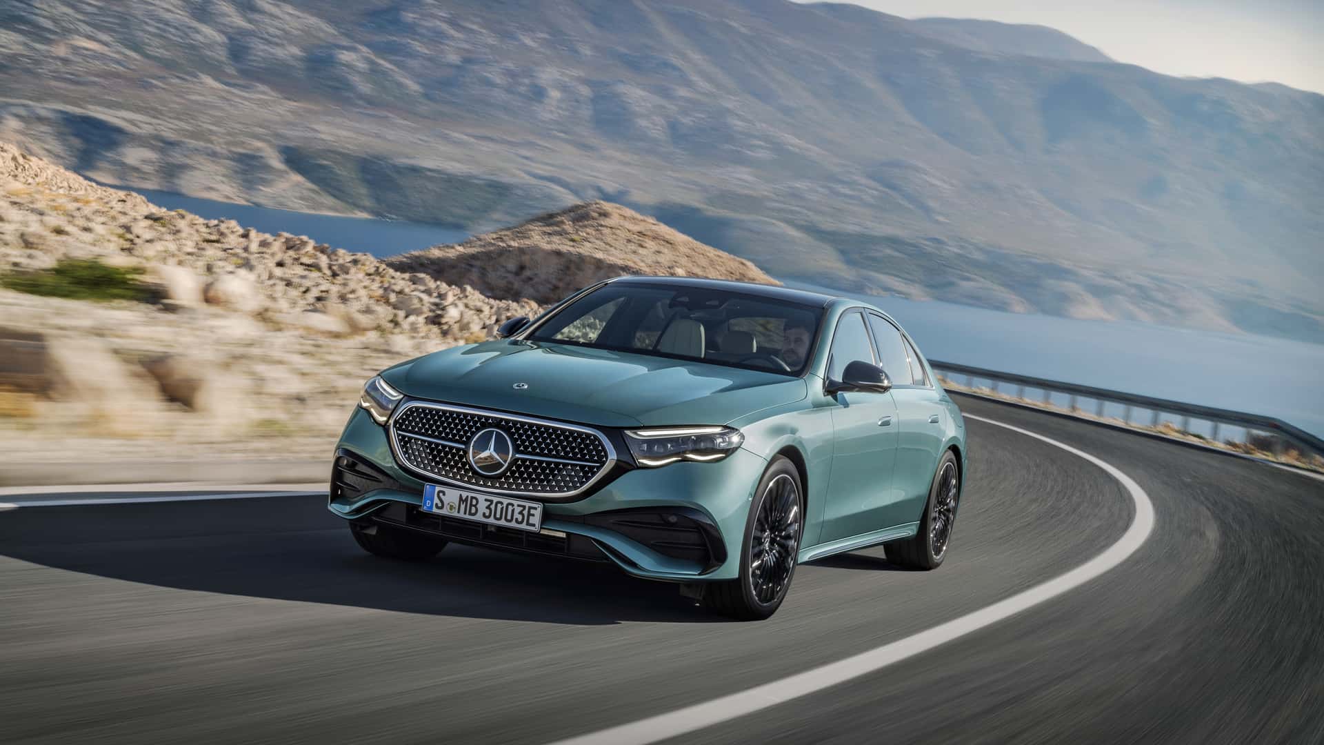 Новый Mercedes-Benz E-класса представлен официально: больше, мощнее и с полноуправляемым шасси