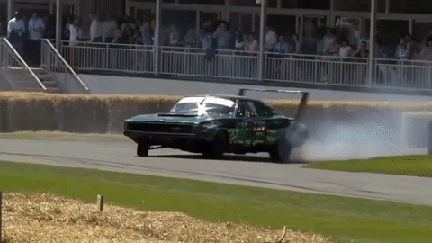 Видео: зрелищный дрифт-заезд Dodge Charger 1968 года на Фестивале скорости