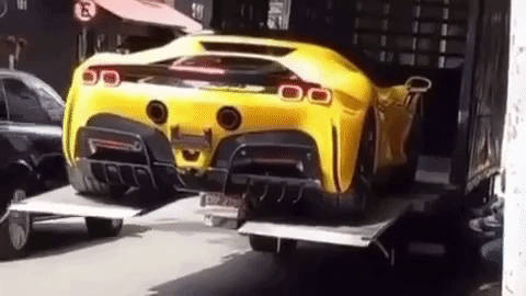 Видео: посмотрите, как не нужно доставлять очень дорогую Ferrari