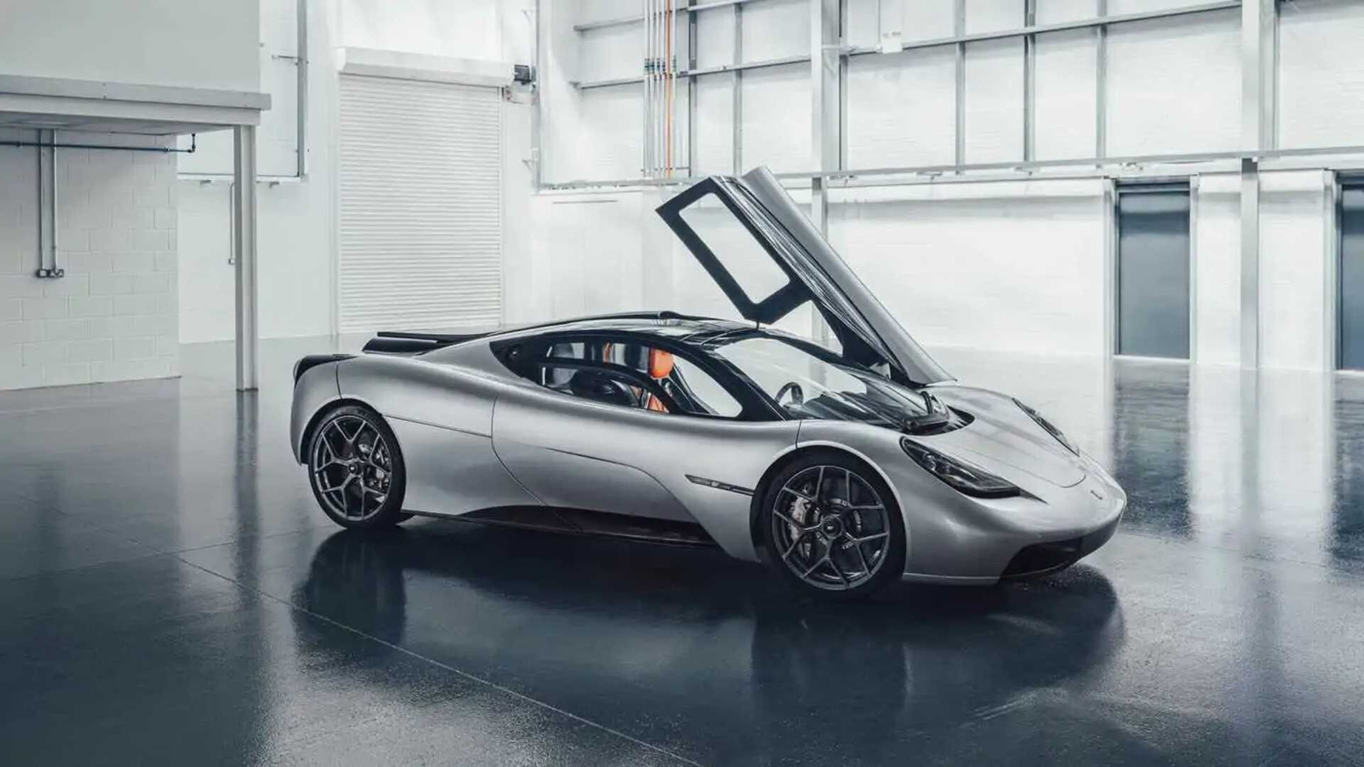 Создатель McLaren F1 запустил производство трёхместного суперкара с вентилятором