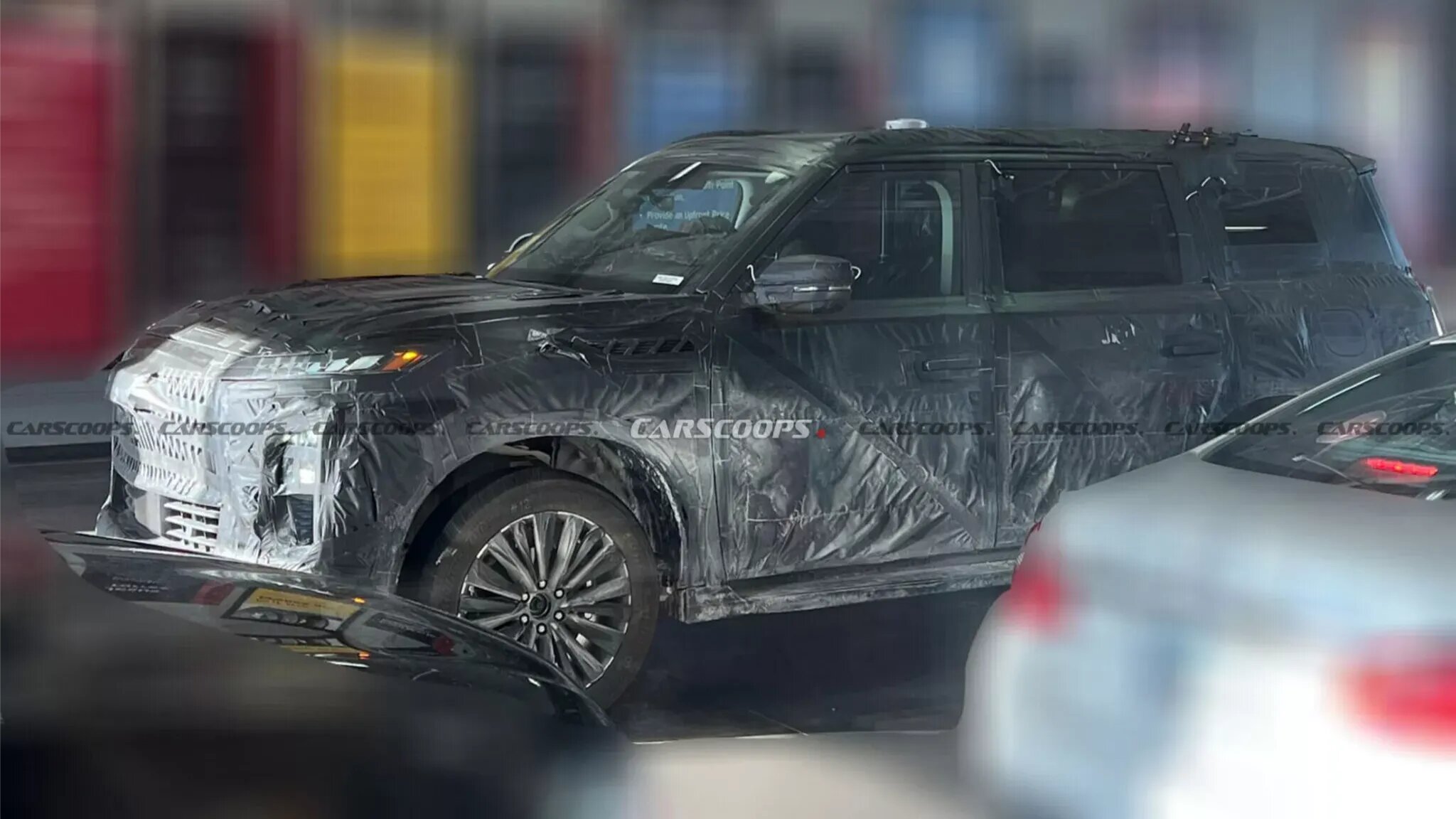 Новый Infiniti QX80 поймали на тестах. Он похож на актуальный внедорожник