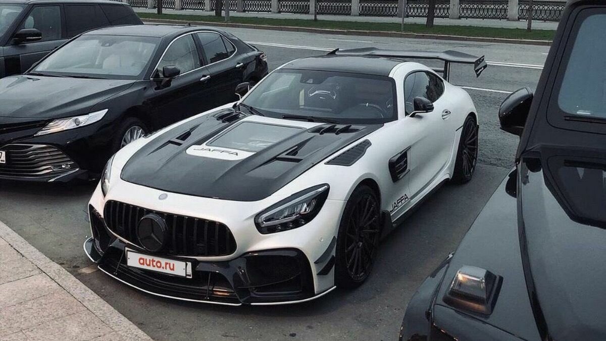 На Авто.ру продают Mercedes-AMG GT в уникальном для России тюнинге