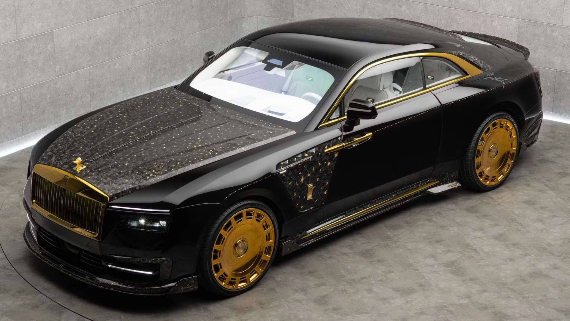 Электрокупе Rolls-Royce Spectre отделали золотом: им инкрустирован даже карбон 