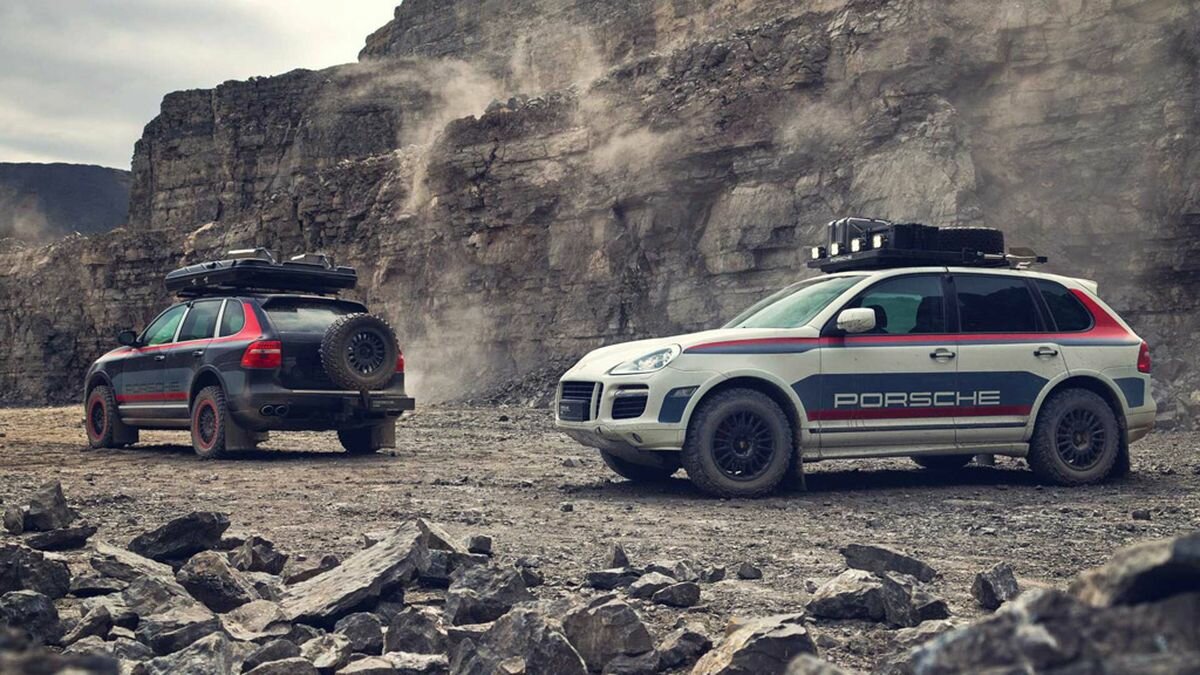 В Porsche признали первый Cayenne классикой. И подготовили для него раллийные аксессуары