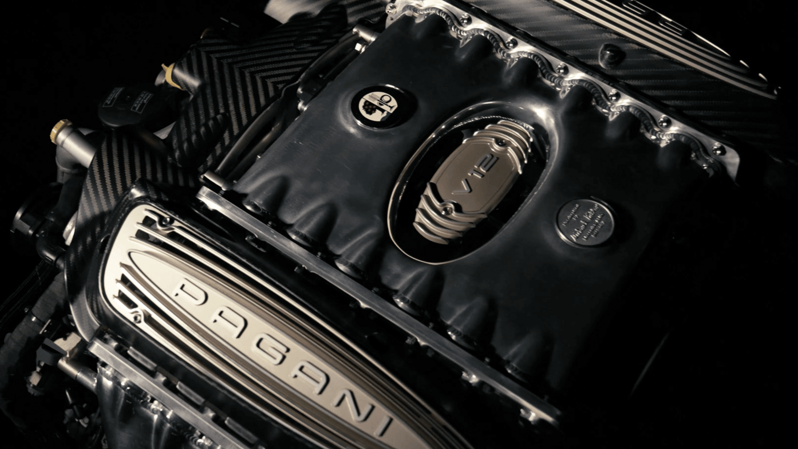 Компания Pagani показала на видео ручную сборку двигателей V12 для своих суперкаров