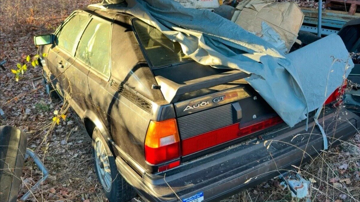 На продажу выставлена свалка десятков старых Audi и множества запчастей