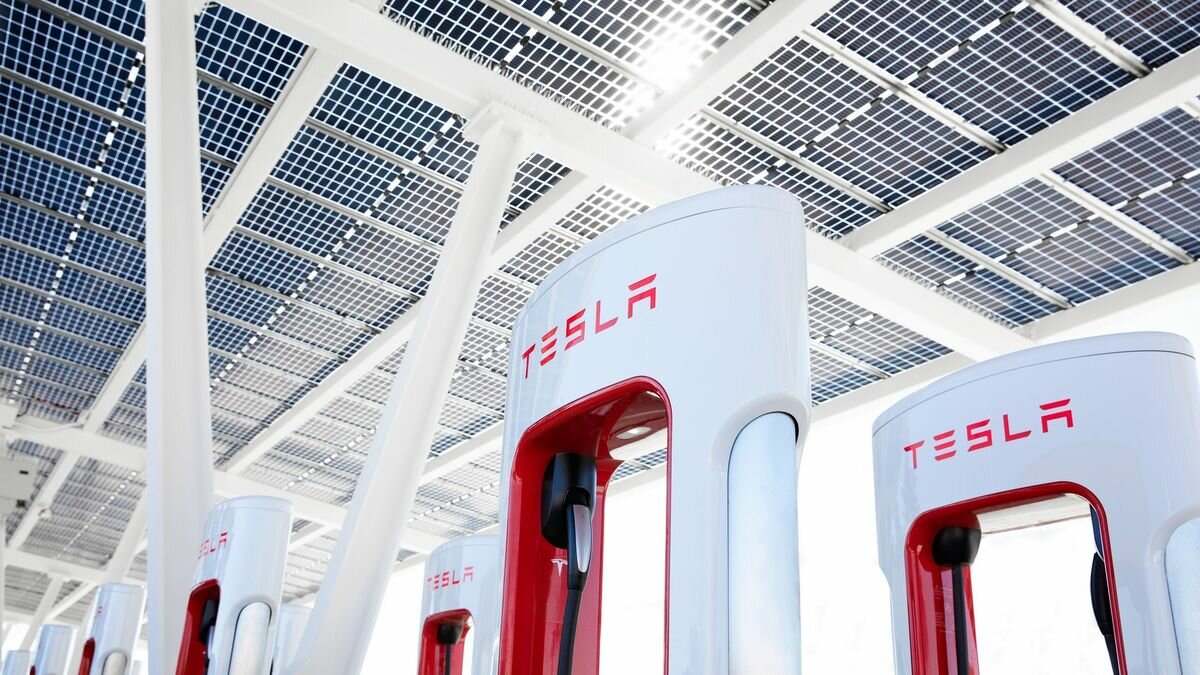 Количество зарядных станций Tesla превысило 30 000 штук. Треть из них построили за год