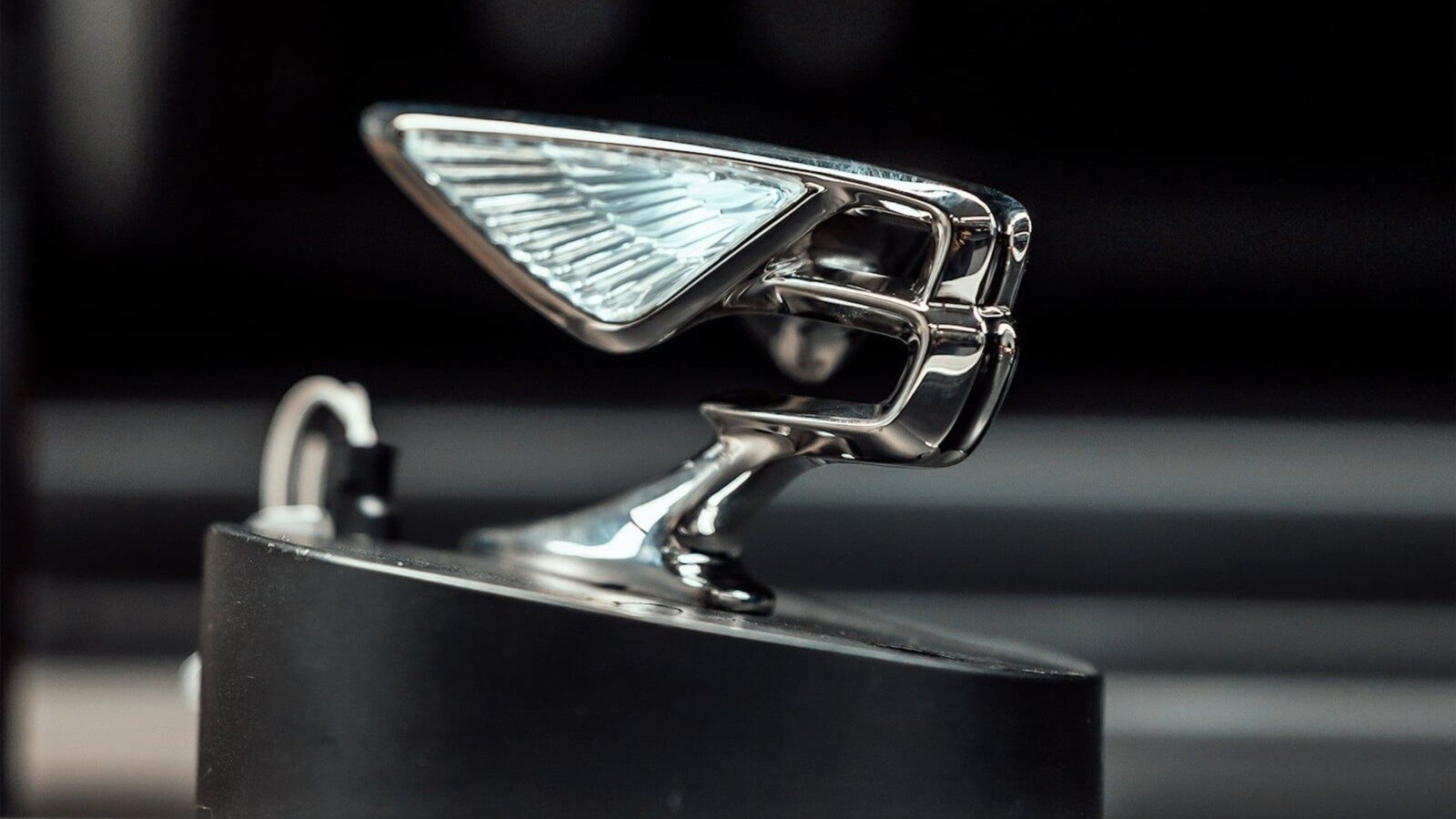 Компания Bentley рассказала о носовой фигурке Flying B, которую выбирают 97 процентов покупателей