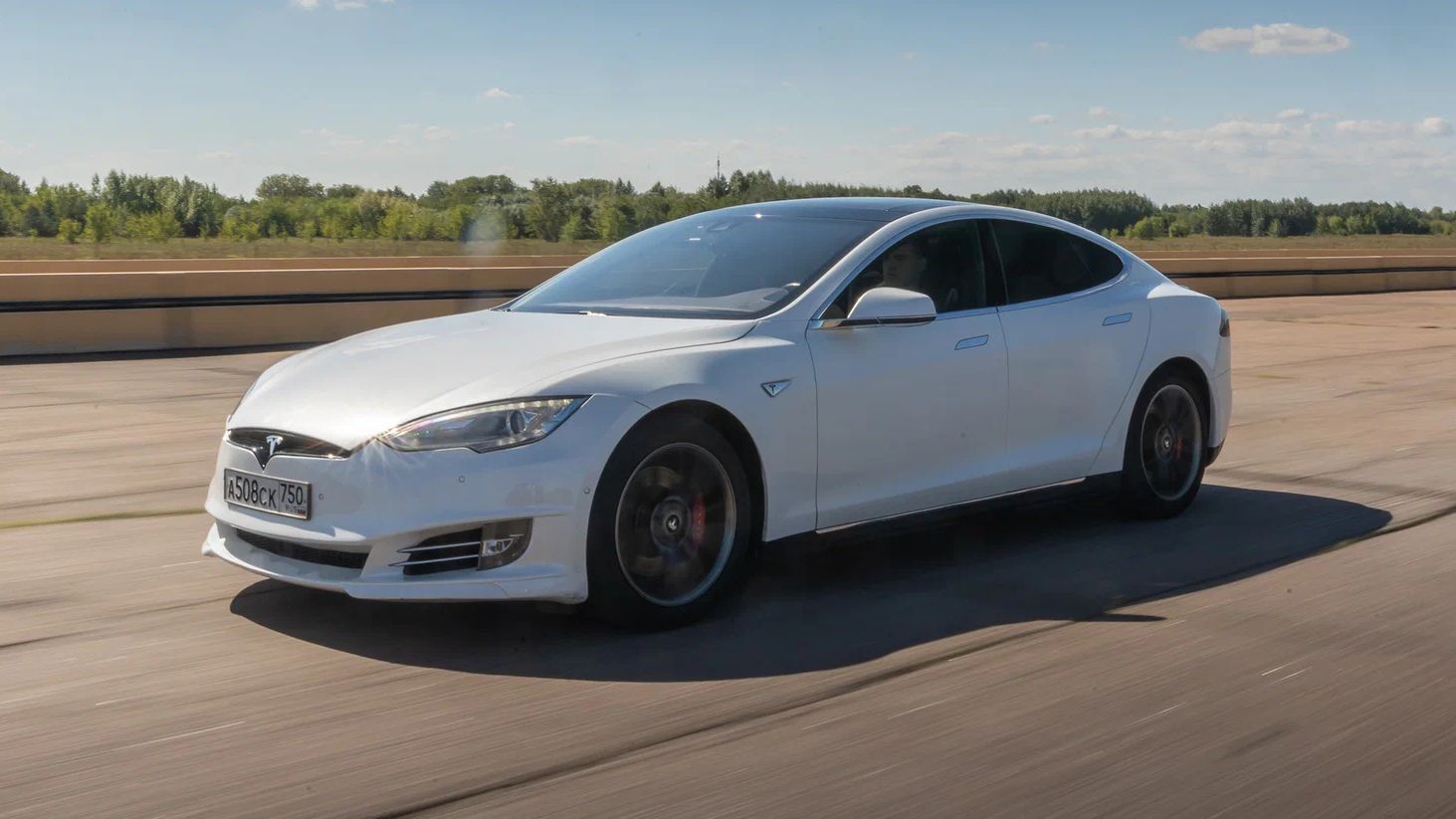 Tesla отзовёт почти 2 миллиона электрокаров из-за проблем с автопилотом