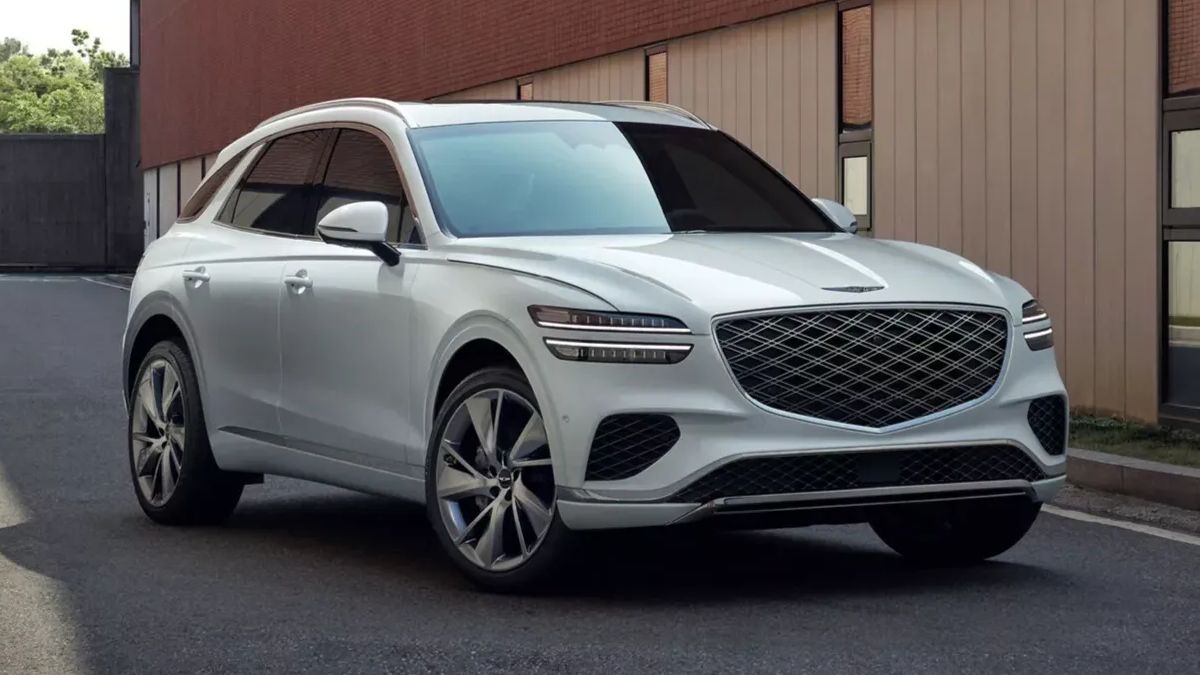 Genesis показал обновлённый кроссовер GV70 с 27-дюймовым экраном в салоне