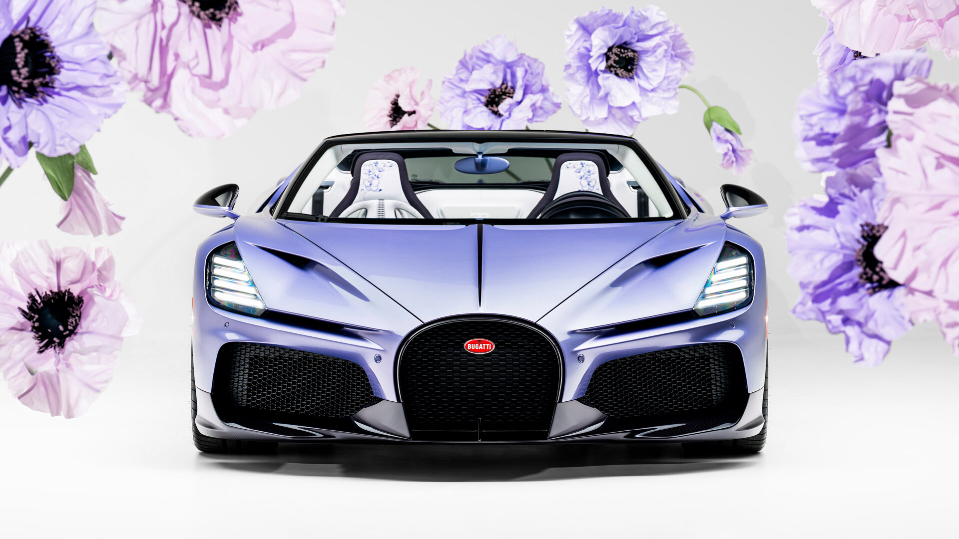 Bugatti отделала сверхдорогой Mistral цветами в честь дочери заказчика