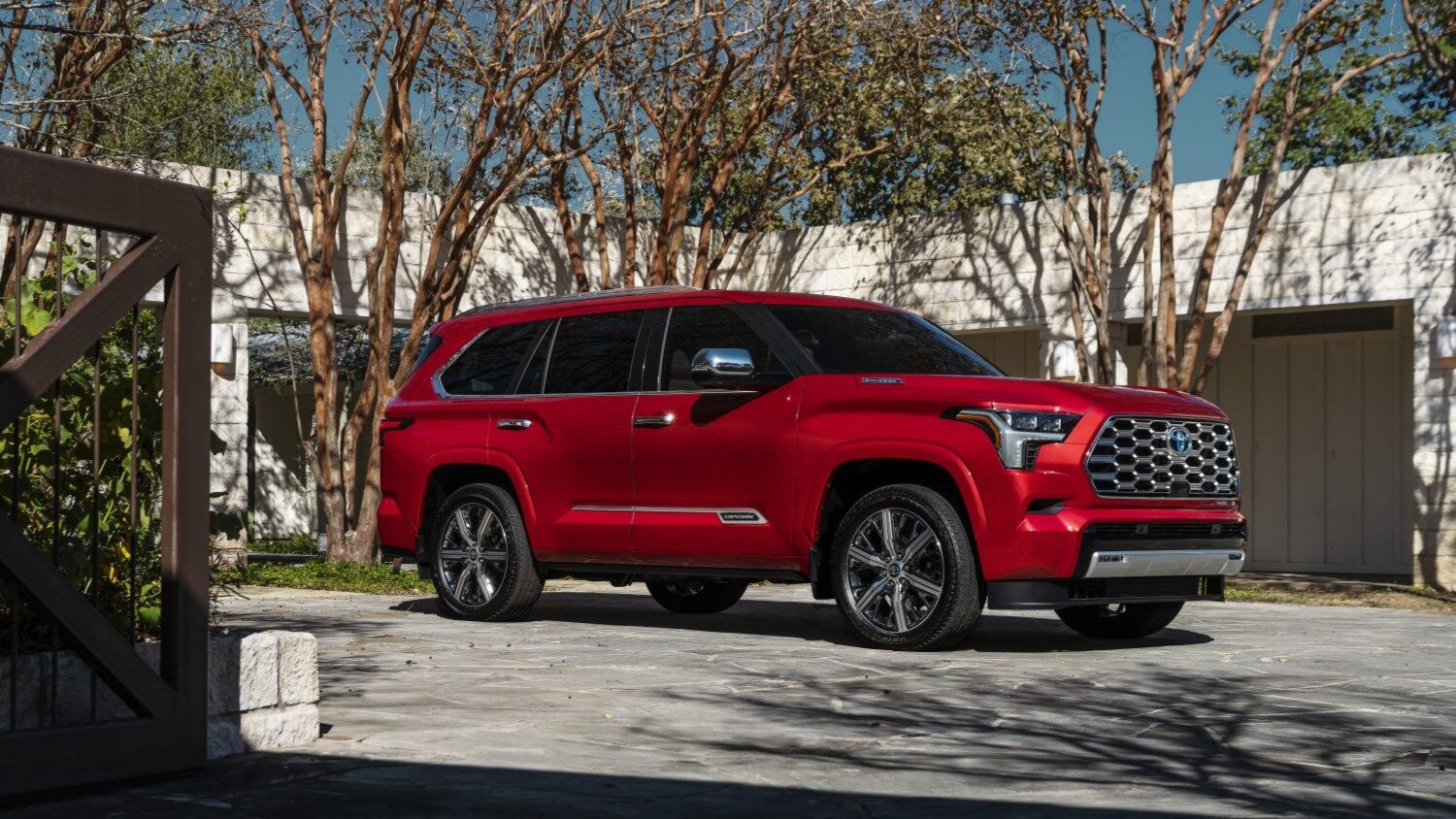 Представлена новая Toyota Sequoia: гибрид и заряженная версия