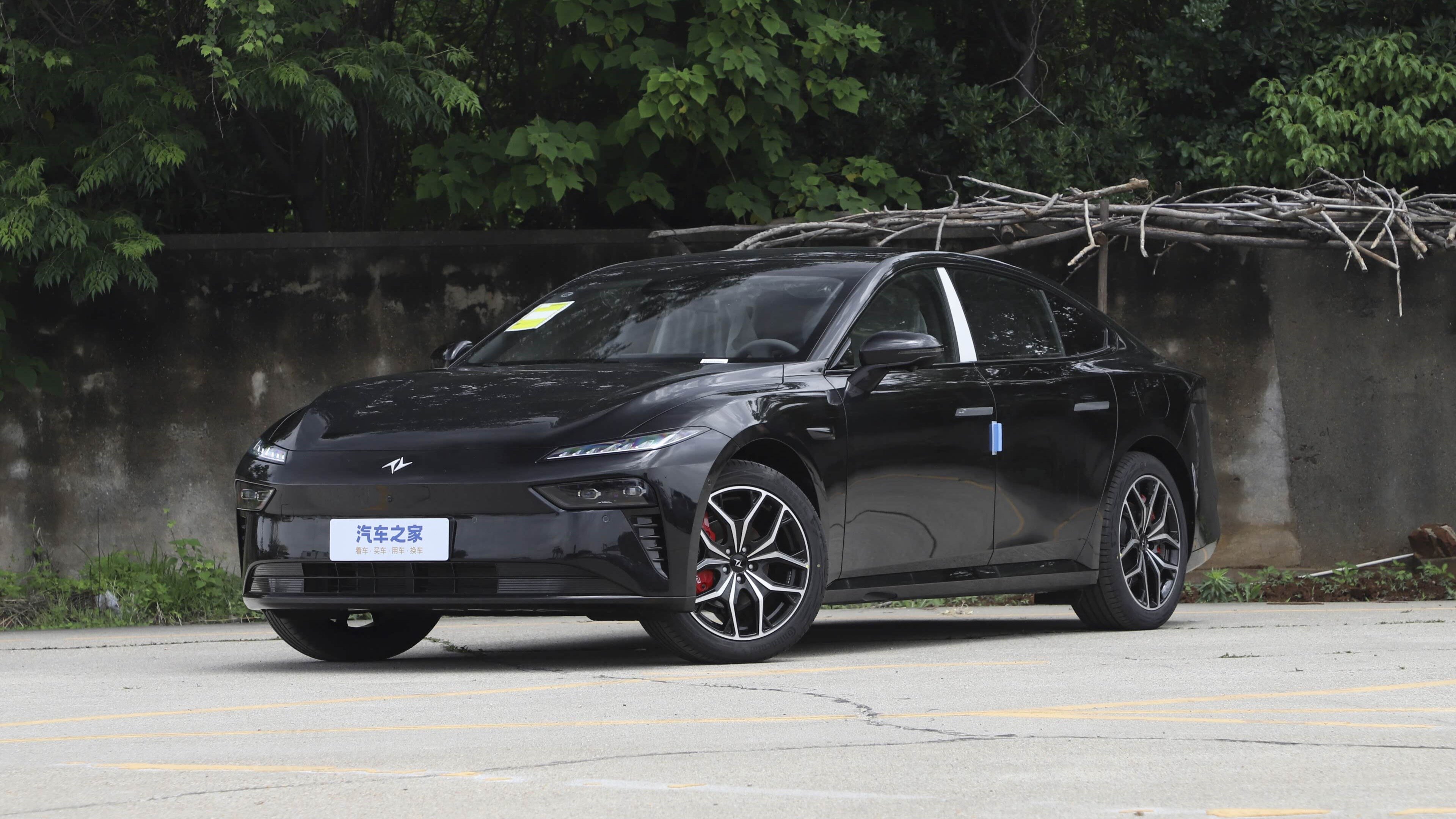 Ожидаемому в России лифтбеку Dongfeng eπ 007 увеличили запас хода и обновили салон