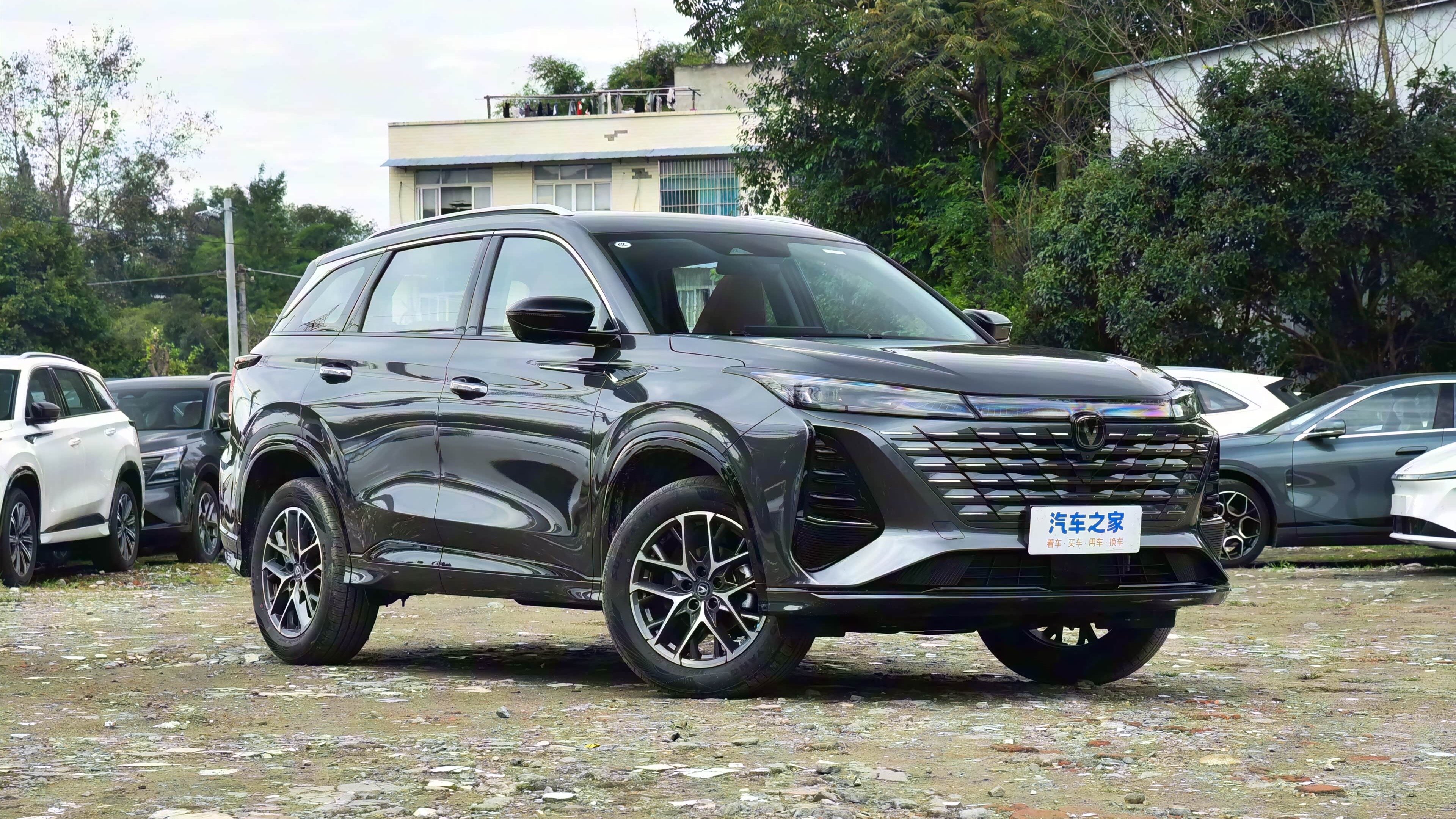 Changan CS75 Plus получил в Китае новый салон и мощный мотор