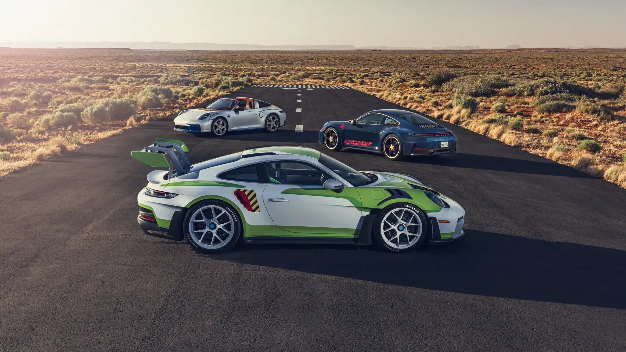 Компания Porsche представила сразу три мультяшных 911 — их пустят с молотка