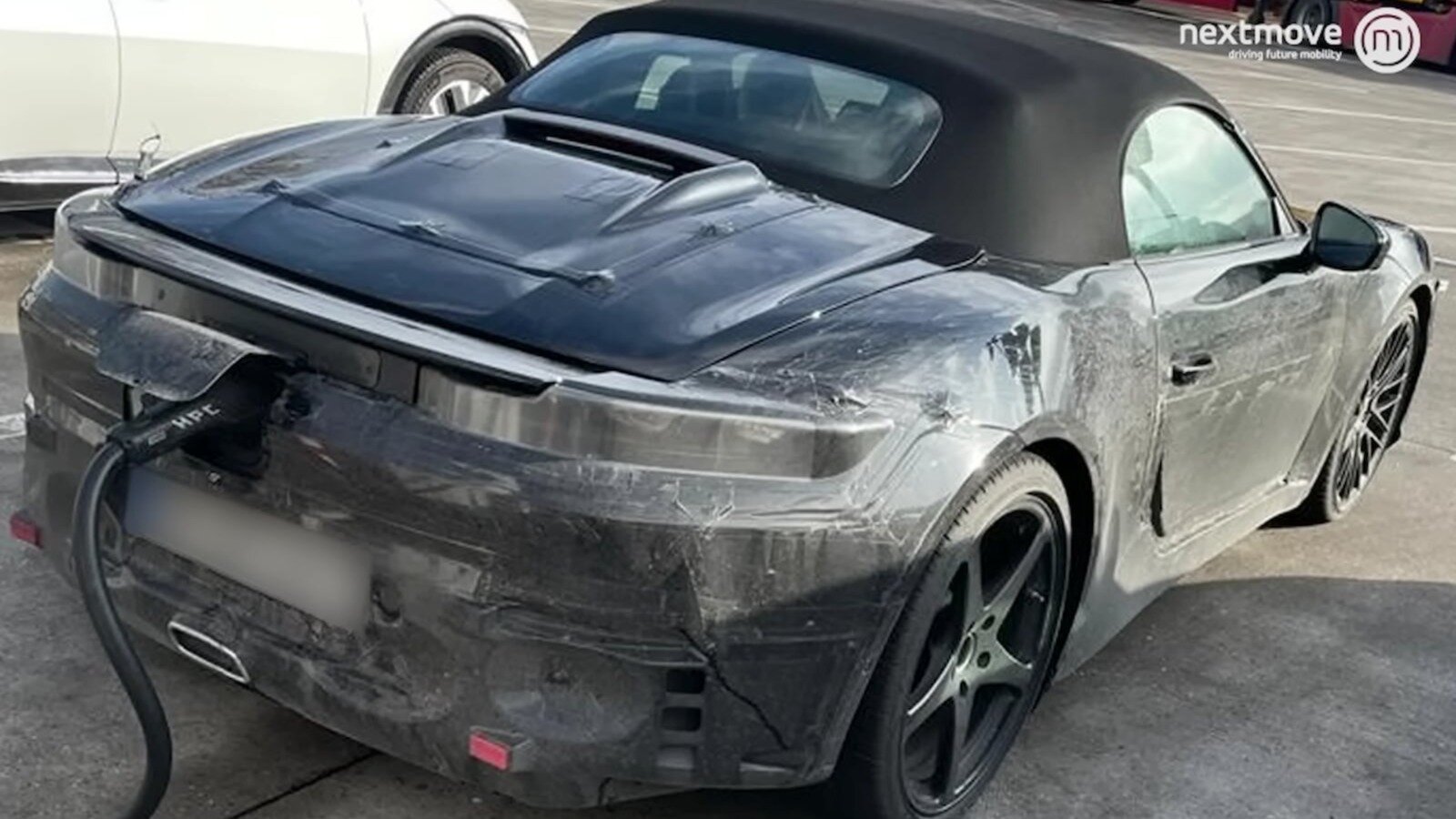 Электрическому Porsche Boxster встроят зарядный порт в корму