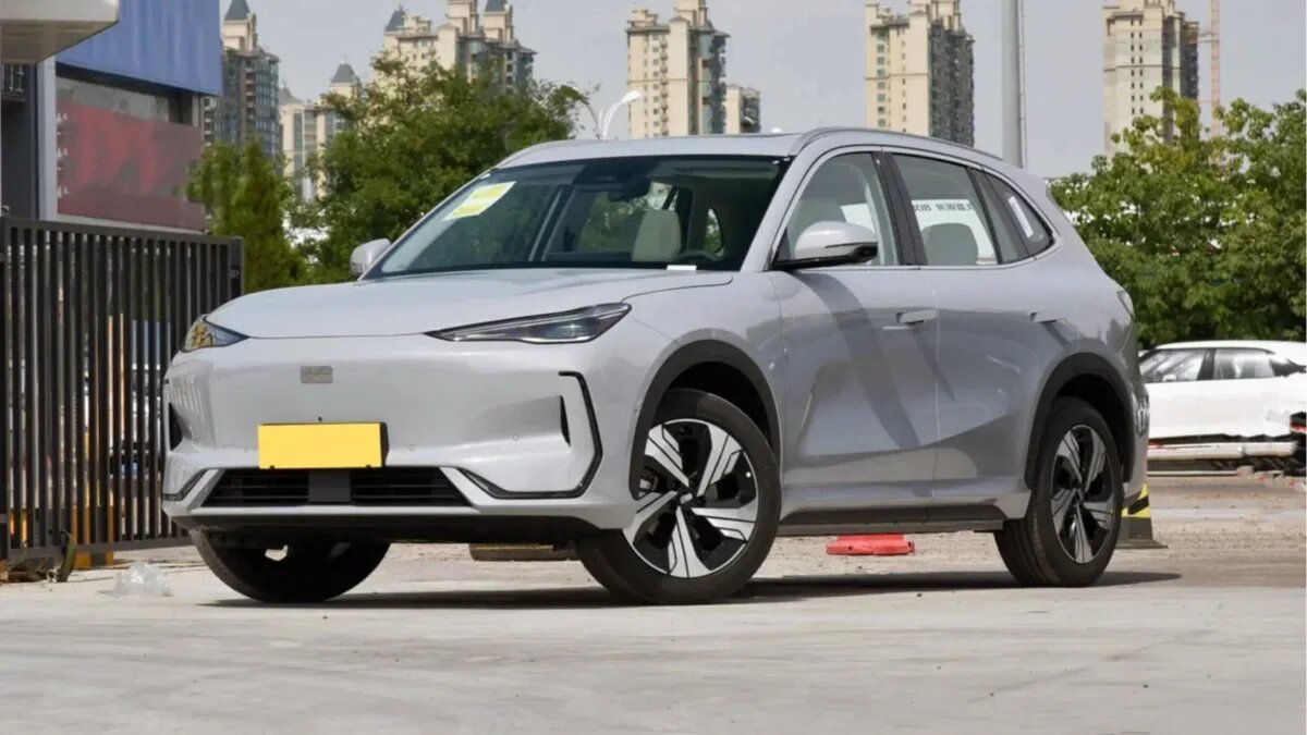 Электрокроссовер Geely Galaxy E5 стали продавать в России за 3,3 миллиона рублей: в Китае он вдвое дешевле