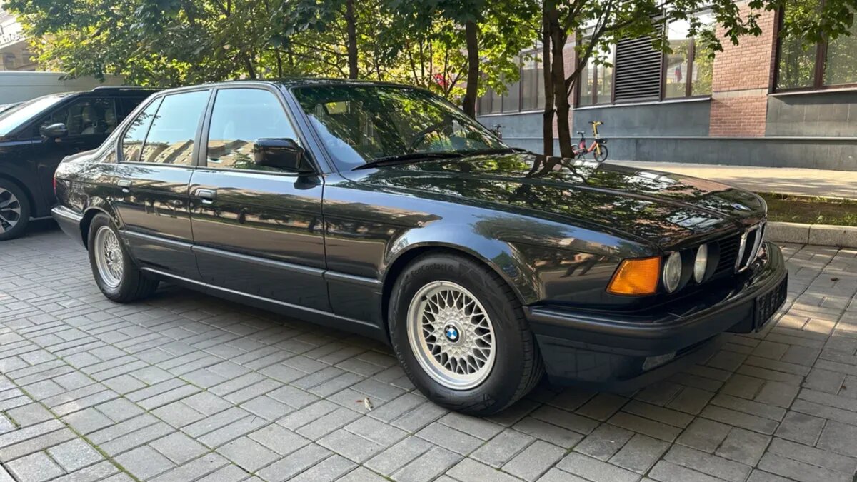 33 года и 12 000 км пробега: на Авто.ру продают почти новый BMW 7 серии E32