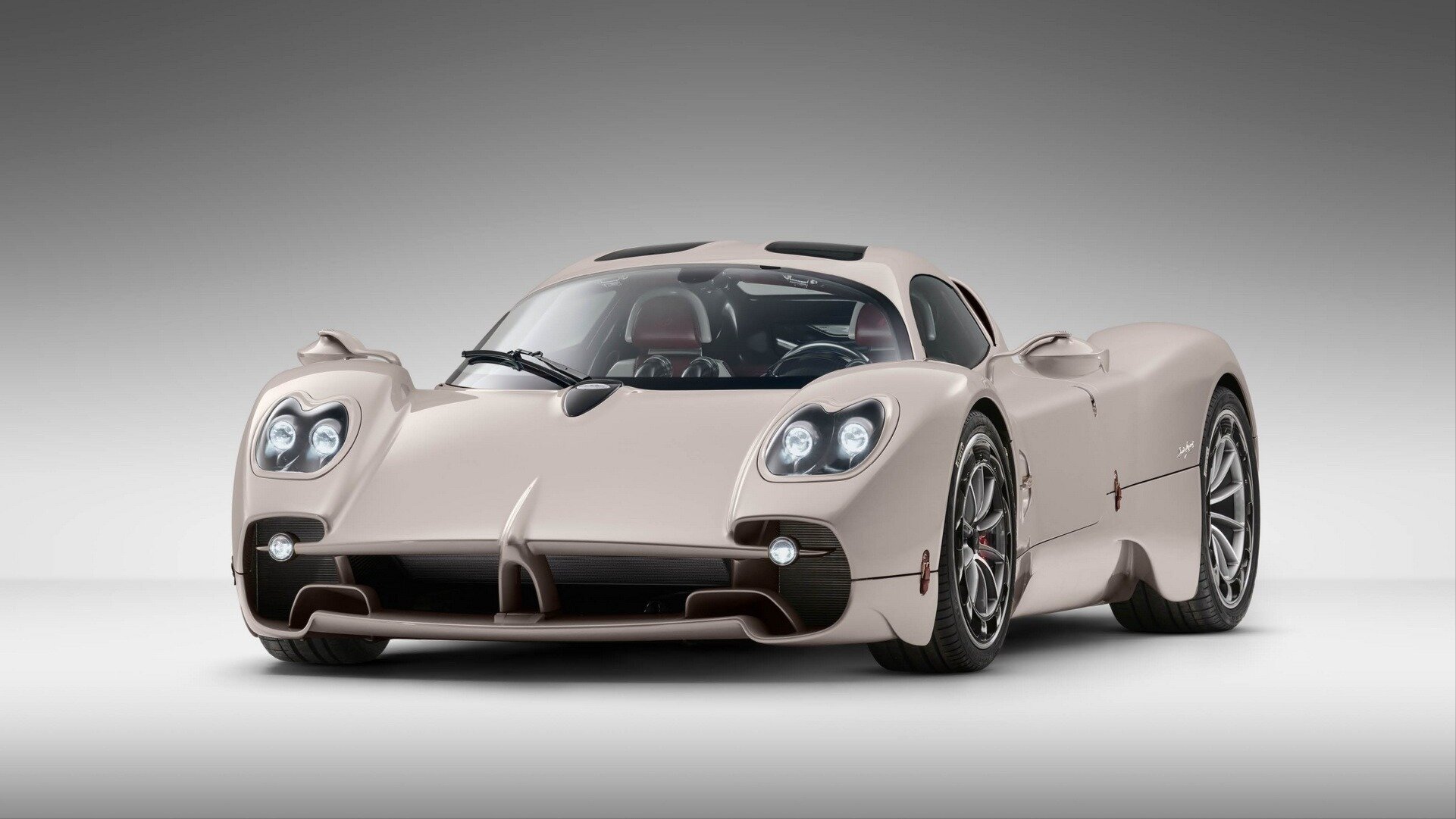 Pagani представила суперкар Utopia: мотор от Mercedes-AMG, механическая коробка и всего один дисплей