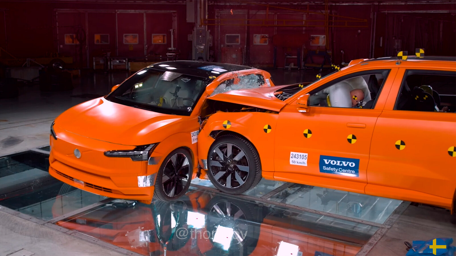 Volvo показала, что случится при столкновении её самого большого электрокроссовера с самым маленьким